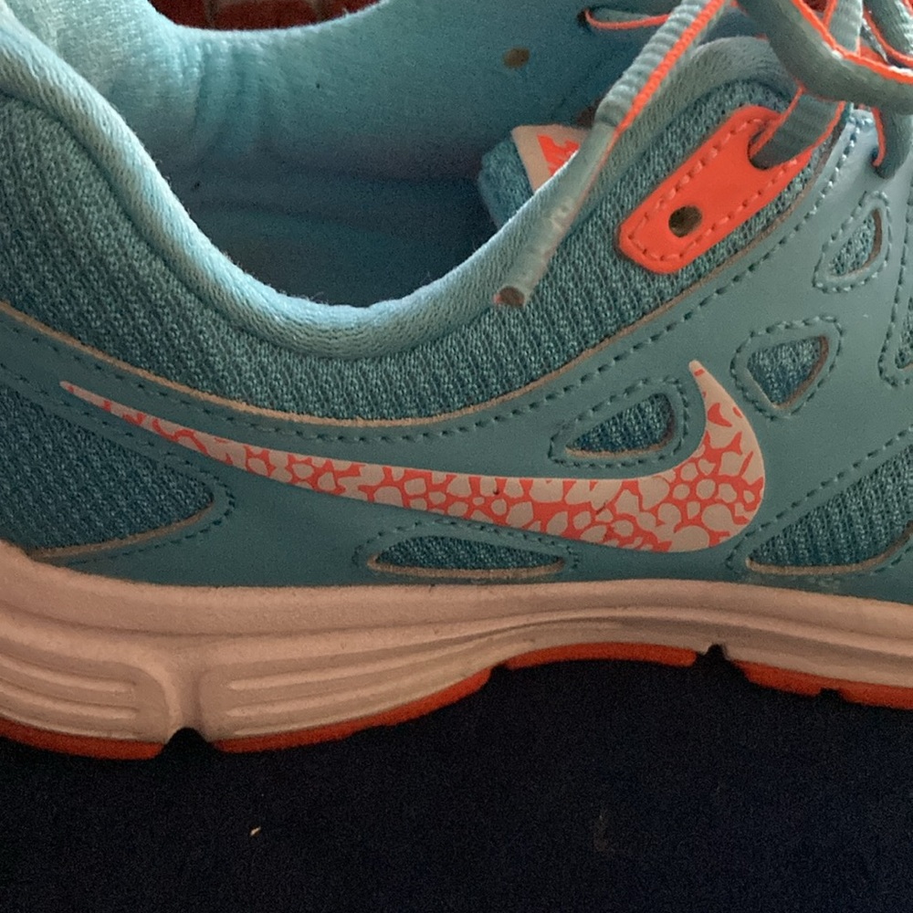 Nike revolution, tennis shoes - Picture 3 of 5